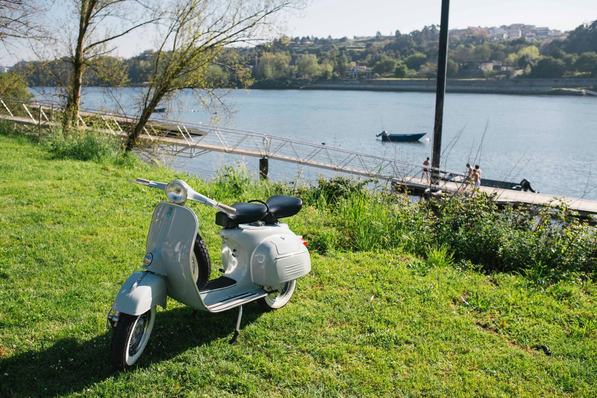 Foto Um grande fim de tarde no Douro, um casal apaixonado e uma vespa - Sessão de Namoro Foto Um grande fim de tarde no Douro, um casal apaixonado e uma vespa - Sessão de Namoro - Imagem 0
