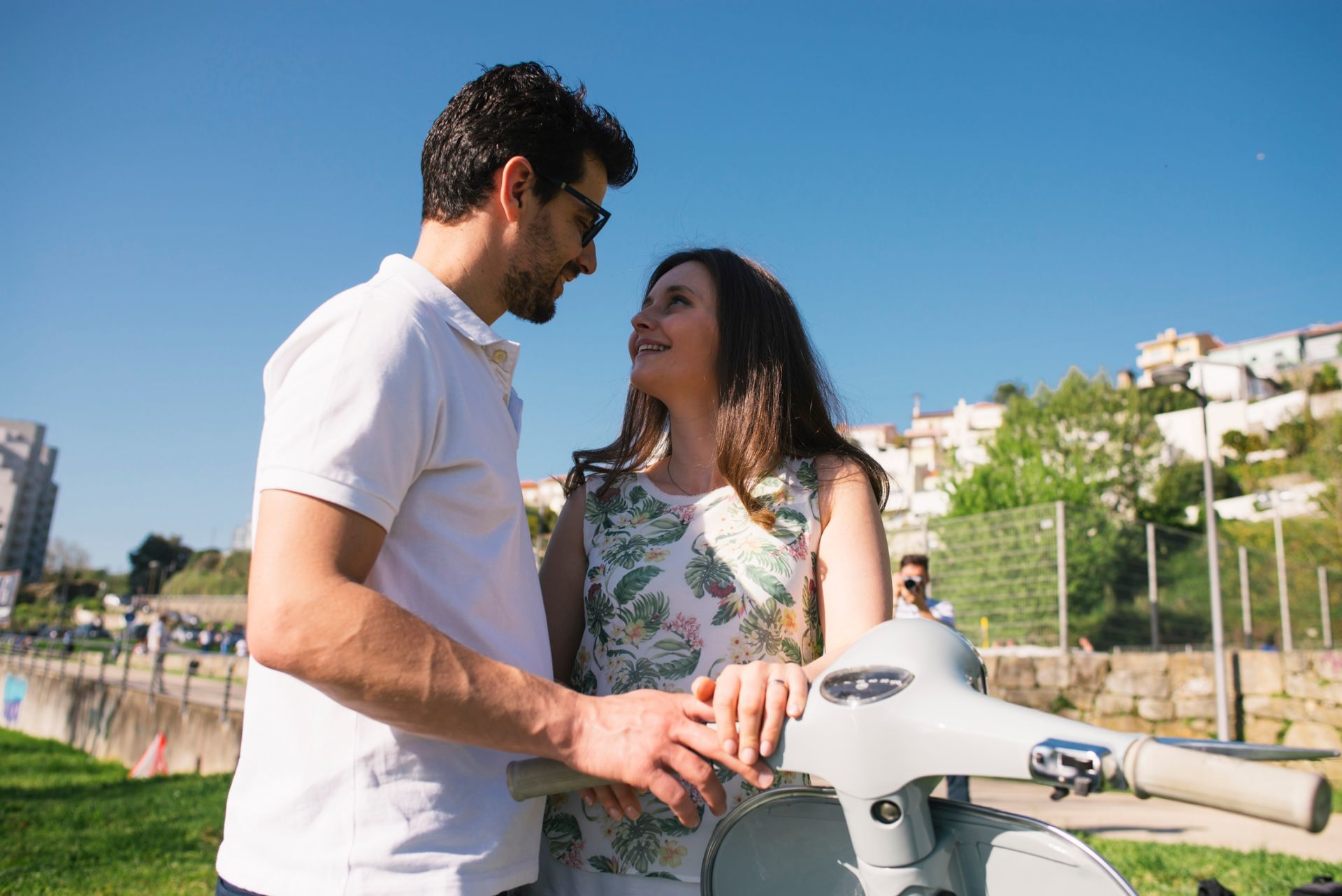 Foto Um grande fim de tarde no Douro, um casal apaixonado e uma vespa - Sessão de Namoro Foto Um grande fim de tarde no Douro, um casal apaixonado e uma vespa - Sessão de Namoro - Imagem 2