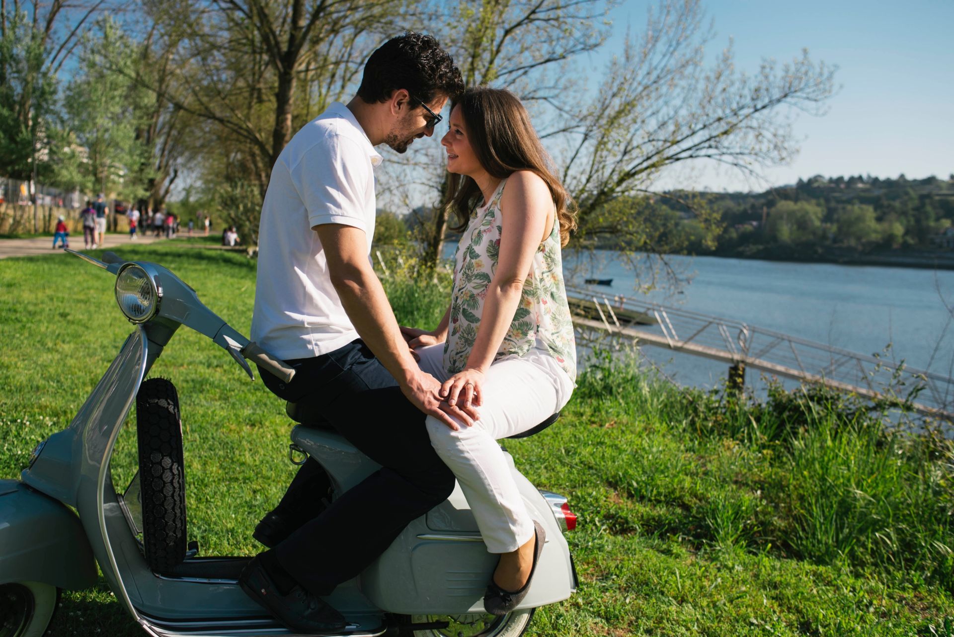 Foto Um grande fim de tarde no Douro, um casal apaixonado e uma vespa - Sessão de Namoro Foto Um grande fim de tarde no Douro, um casal apaixonado e uma vespa - Sessão de Namoro - Imagem 5