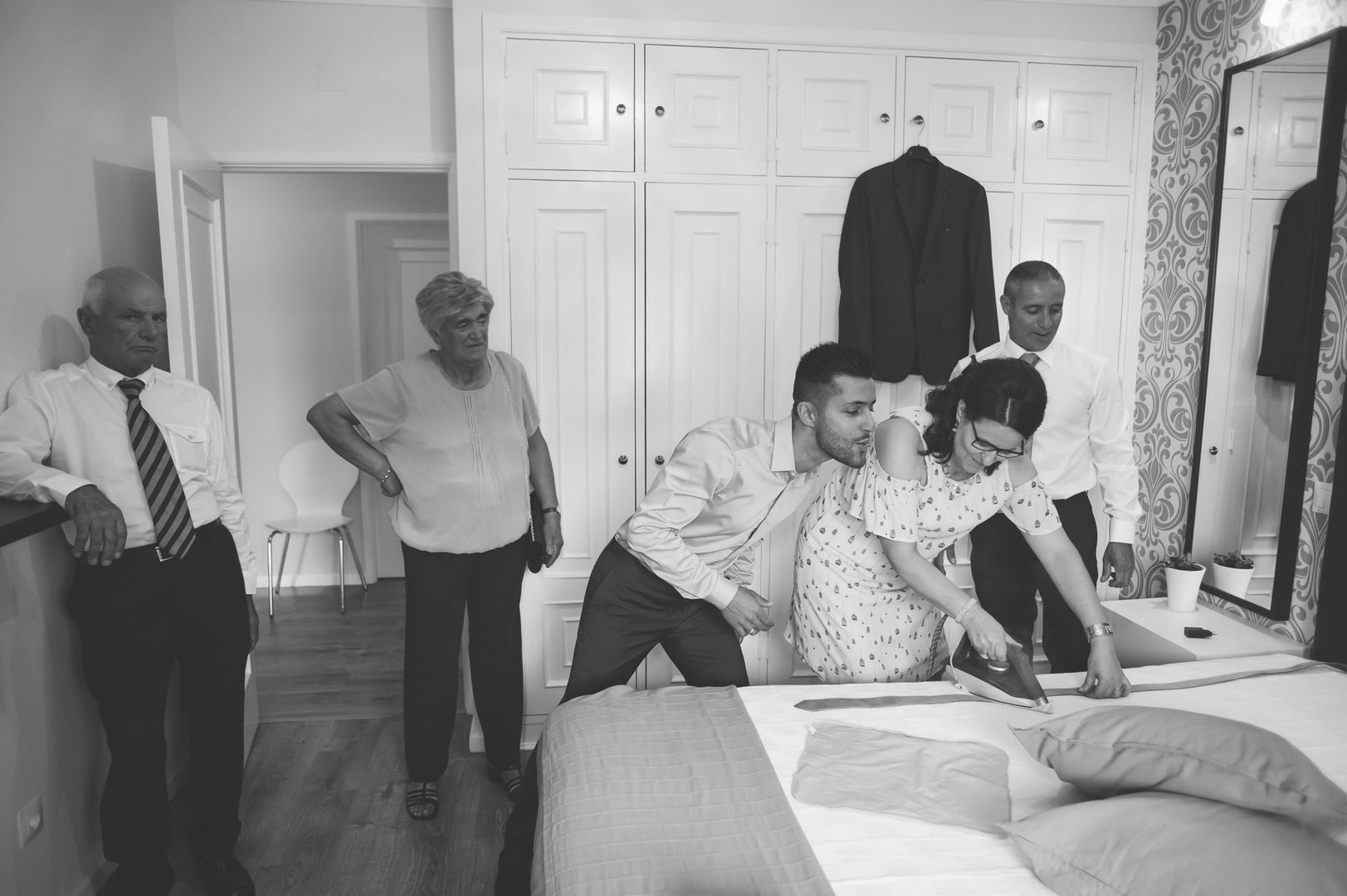 Foto Quem ajuda a vestir a noiva e o noivo no dia do casamento? Foto Quem ajuda a vestir a noiva e o noivo no dia do casamento? - Imagem 0