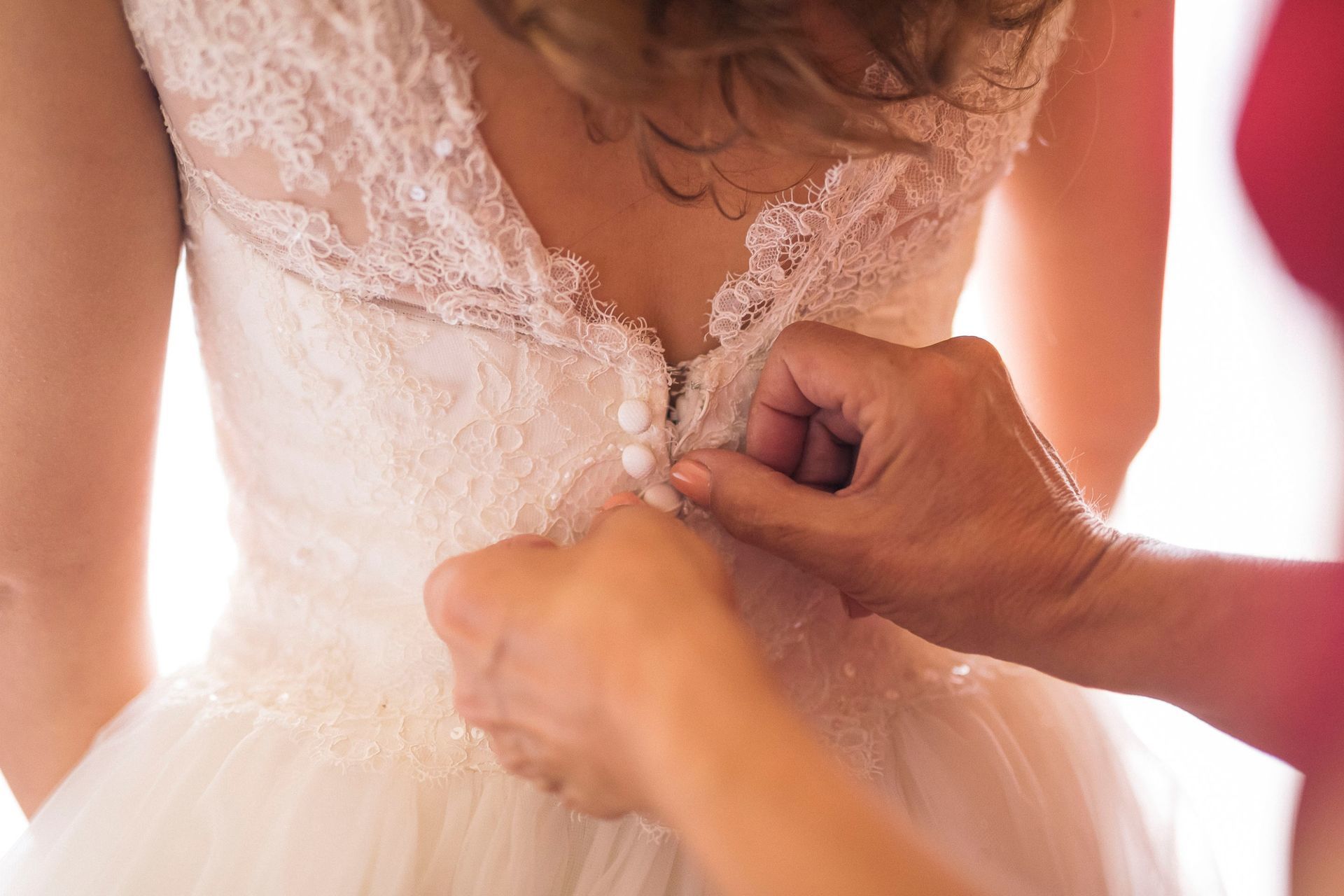 Foto Quem ajuda a vestir a noiva e o noivo no dia do casamento? Foto Quem ajuda a vestir a noiva e o noivo no dia do casamento? - Imagem 2