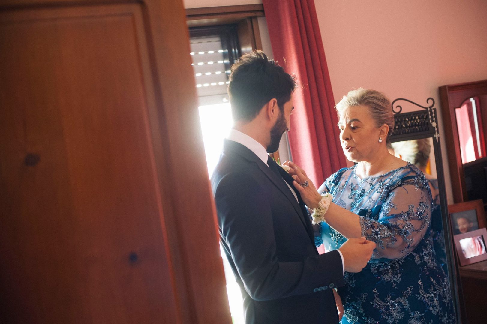 Foto Quem ajuda a vestir a noiva e o noivo no dia do casamento? Foto Quem ajuda a vestir a noiva e o noivo no dia do casamento? - Imagem 4