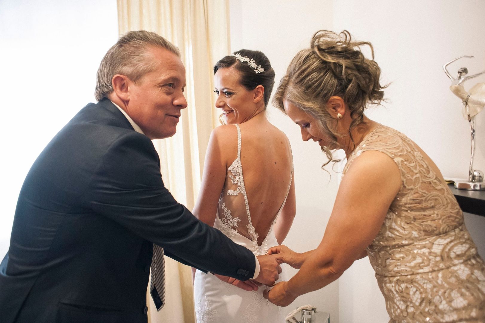 Foto Quem ajuda a vestir a noiva e o noivo no dia do casamento? Foto Quem ajuda a vestir a noiva e o noivo no dia do casamento? - Imagem 5