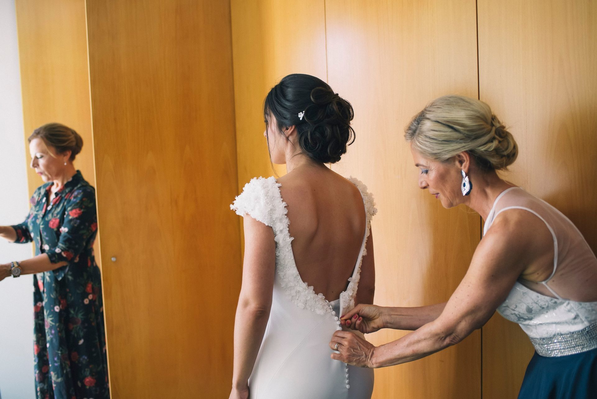 Foto Quem ajuda a vestir a noiva e o noivo no dia do casamento? Foto Quem ajuda a vestir a noiva e o noivo no dia do casamento? - Imagem 7