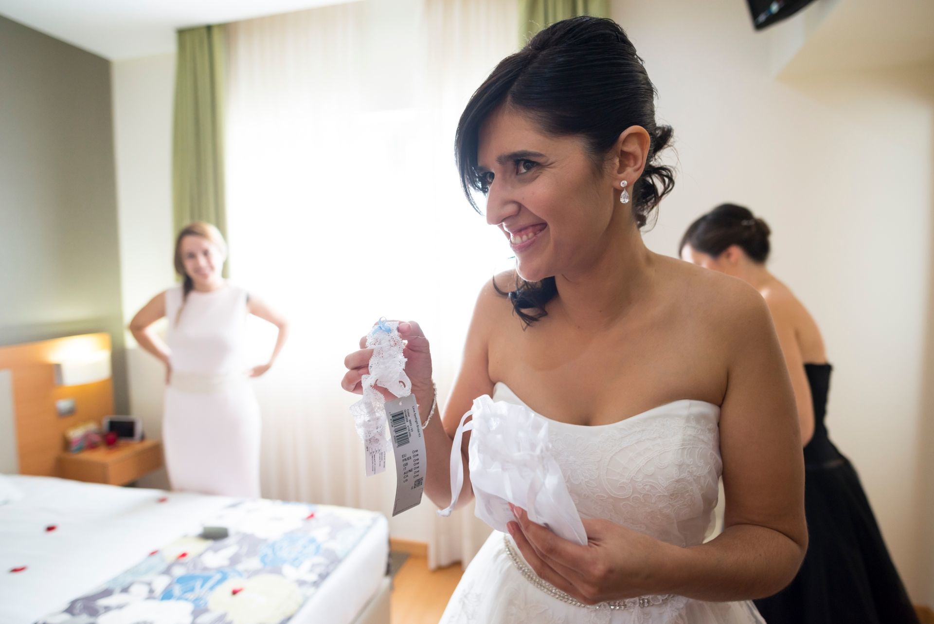 Foto Qual o significado do uso da liga da noiva no dia de casamento? Foto Qual o significado do uso da liga da noiva no dia de casamento? - Imagem 12